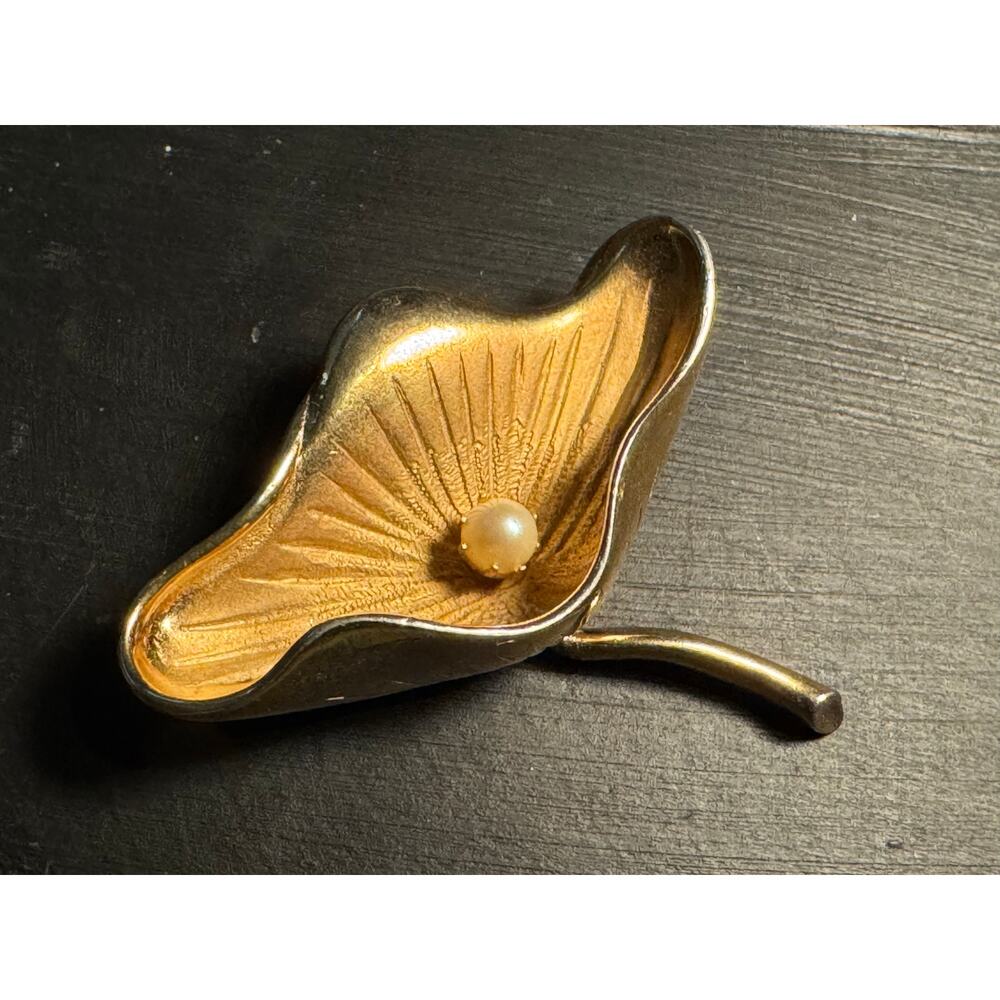 Vintage Marvella Gold Tone Brooch w/ Center Pearl Ginkao Leaf